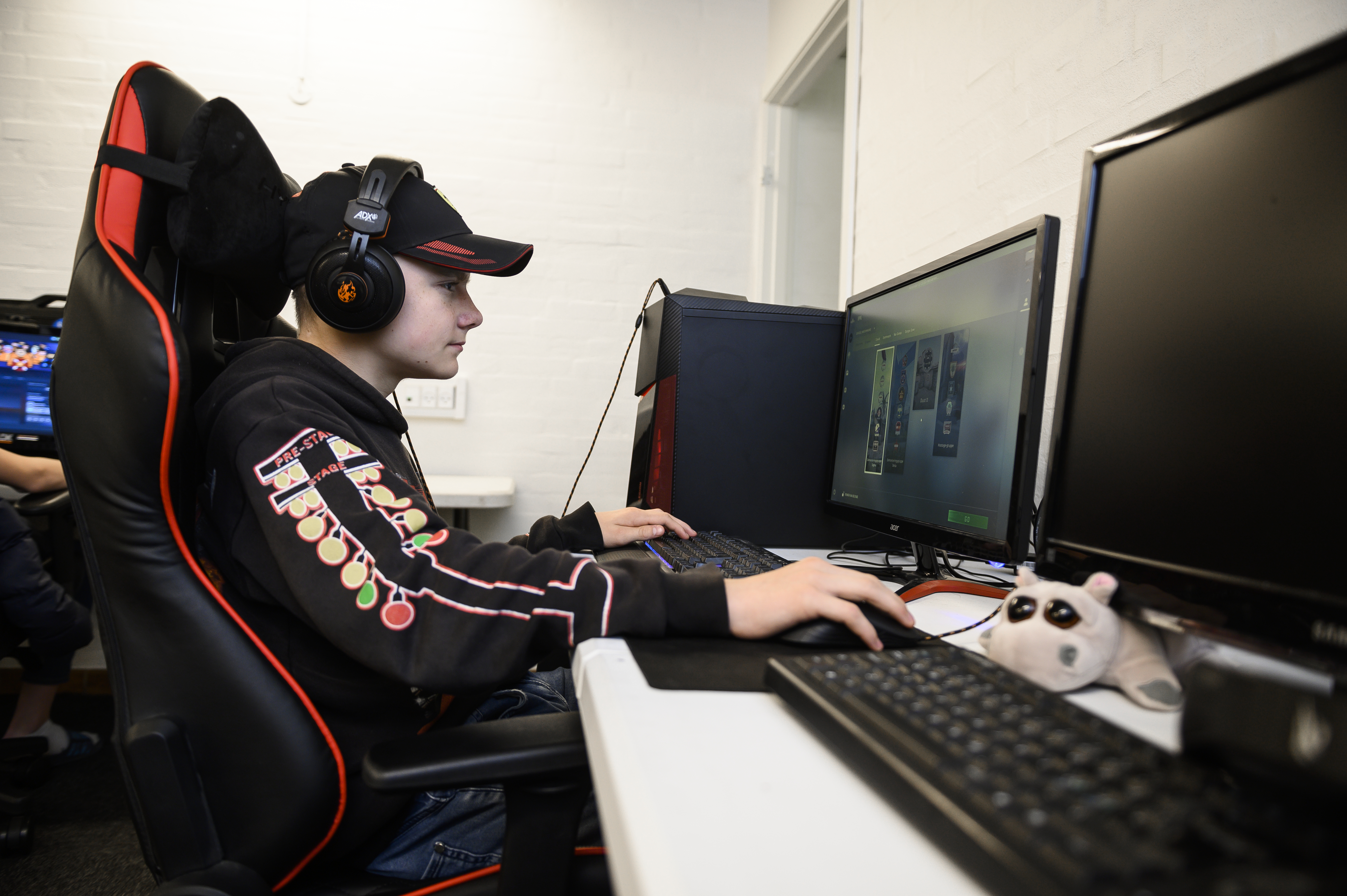 Elev på e-sportlinje spiller CS2 på Handbjerghus Efterskole